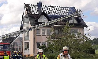 Der Dachstuhl des Mehrfamilienhauses in Warburg-Scherfede ist komplett ausgebrannt. - Dieter Scholz Der Dachstuhl des Mehrfamilienhauses in Warburg-Scherfede ist komplett ausgebrannt. - Dieter Scholz