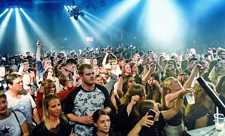 Am Mittwoch war der erste Festivaltag - und der Lokschuppen war rappelvoll. - Barbara Franke Am Mittwoch war der erste Festivaltag - und der Lokschuppen war rappelvoll. - Barbara Franke