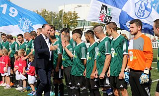 Clemens Tönnies begrüßte jeden Akteur der Werksmannschaft persönlich. - Robert Becker Clemens Tönnies begrüßte jeden Akteur der Werksmannschaft persönlich. - Robert Becker