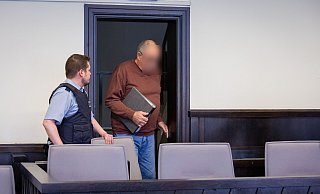 Der Angeklagte betritt zum Prozessauftakt den Saal Paderborner Landgerichts. - Niklas Tüns Der Angeklagte betritt zum Prozessauftakt den Saal Paderborner Landgerichts. - Niklas Tüns