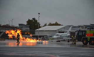 Teil des Übungsszenarios war der Absturz eines Kunstflugzeuges auf dem Vorfeld des Paderborner Flughafens. - Flughafen Paderborn/Lippstadt Teil des Übungsszenarios war der Absturz eines Kunstflugzeuges auf dem Vorfeld des Paderborner Flughafens. - Flughafen Paderborn/Lippstadt