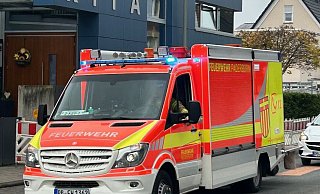 Auf mehreren Straßen des Paderborner Stadtteils Schloß Neuhaus musste die Feuerwehr eine lange Ölspur abstreuen. - Feuerwehr Paderborn Auf mehreren Straßen des Paderborner Stadtteils Schloß Neuhaus musste die Feuerwehr eine lange Ölspur abstreuen. - Feuerwehr Paderborn
