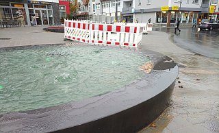Randvoll: Der Brunnen am Alter Markt in Delbrück fließt über. - Regina Brucksch Randvoll: Der Brunnen am Alter Markt in Delbrück fließt über. - Regina Brucksch