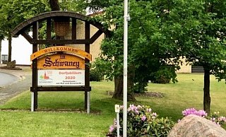 Die Schwaneyer haben die Ortseingangsschilder abgeändert und begrüßen, zusammen mit der neuen Ortsfahne, die Besucher mit der Aufforderung: "Gemeinsam – mit Mut und Zuversicht!" - Heimat- und Vereinsgemeinschaft Schwaney Die Schwaneyer haben die Ortseingangsschilder abgeändert und begrüßen, zusammen mit der neuen Ortsfahne, die Besucher mit der Aufforderung: "Gemeinsam – mit Mut und Zuversicht!" - Heimat- und Vereinsgemeinschaft Schwaney