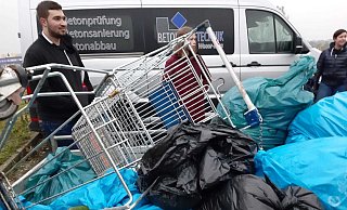 Müllberge: Ayman Zribi von Fridays for future in Bünde staunt nicht schecht - Thorsten Mailänder Müllberge: Ayman Zribi von Fridays for future in Bünde staunt nicht schecht - Thorsten Mailänder
