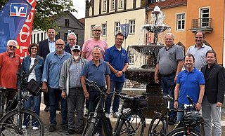 Monika und Günter Lammermann (v.l., Heimatverein Gehlenbeck), Sven Stallmann (Volksbank Plus), Michael Tiemeier (Ortsvorsteher Alswede), Klaus Bernotat (Dorfgemeinschaft Obermehnen), Manfred Hildebrandt (Dorfgemeinschaft Nettelstedt), Stefan Detert (Gemeinschaft Eilhausen), Werner Klusmeier (Heimatverein Blasheim), Klaus Torno (Dorfgemeinschaft Alswede), Hans-Martin Berger (Dorfgemeinschaft Blasheim), Andreas Holdmann (Dorfgemeinschaft Gehlenbeck), Torsten Stank (Ortsvorsteher Stockhausen) und Peter Schmüser (Lübbecke Marketing). Nicht auf dem Foto: Erika Müller (Kernstadt Lübbecke). - Lübbecke Marketing / Michaela Janzen Monika und Günter Lammermann (v.l., Heimatverein Gehlenbeck), Sven Stallmann (Volksbank Plus), Michael Tiemeier (Ortsvorsteher Alswede), Klaus Bernotat (Dorfgemeinschaft Obermehnen), Manfred Hildebrandt (Dorfgemeinschaft Nettelstedt), Stefan Detert (Gemeinschaft Eilhausen), Werner Klusmeier (Heimatverein Blasheim), Klaus Torno (Dorfgemeinschaft Alswede), Hans-Martin Berger (Dorfgemeinschaft Blasheim), Andreas Holdmann (Dorfgemeinschaft Gehlenbeck), Torsten Stank (Ortsvorsteher Stockhausen) und Peter Schmüser (Lübbecke Marketing). Nicht auf dem Foto: Erika Müller (Kernstadt Lübbecke). - Lübbecke Marketing / Michaela Janzen