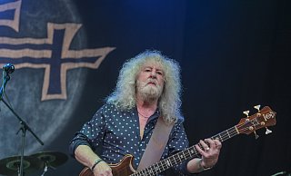 Eine Legende mit Bassgitarre: Les Holroyd spielte anno 1980 mit "Barclay James Harvest" vor dem Berliner Reichstag vor mindestens 175.000 Menschen. In Bad Oeynhausen sind es bei seinem Gastspiel deutlich weniger. - Thorsten Ulonska Eine Legende mit Bassgitarre: Les Holroyd spielte anno 1980 mit "Barclay James Harvest" vor dem Berliner Reichstag vor mindestens 175.000 Menschen. In Bad Oeynhausen sind es bei seinem Gastspiel deutlich weniger. - Thorsten Ulonska
