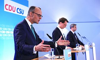 Kanzlerkandidatur? - Noch weit weg. Dennoch: Zwischen Friedrich Merz (v.l.), Hendrik Wüst und Markus Söder könnte es sich entscheiden.in der Flora auf einer Pressekonferenz. Zwei Wochen vor der Landtagswahl in Nordrhein-Westfalen treffen sich die Spitzen von CDU und CSU in Köln. - Oliver Berg/dpa Kanzlerkandidatur? - Noch weit weg. Dennoch: Zwischen Friedrich Merz (v.l.), Hendrik Wüst und Markus Söder könnte es sich entscheiden.in der Flora auf einer Pressekonferenz. Zwei Wochen vor der Landtagswahl in Nordrhein-Westfalen treffen sich die Spitzen von CDU und CSU in Köln. - Oliver Berg/dpa