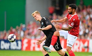 Paderborns Mattes Hansen (l) setzte sich mit seinem Team mit 7:0 gegen Energie Cottbus durch. - Matthias Rietschel/dpa Paderborns Mattes Hansen (l) setzte sich mit seinem Team mit 7:0 gegen Energie Cottbus durch. - Matthias Rietschel/dpa