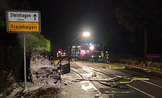 Der Opel Vectra brannte aus, es entstand Totalschaden. - Feuerwehr Steinhagen Der Opel Vectra brannte aus, es entstand Totalschaden. - Feuerwehr Steinhagen