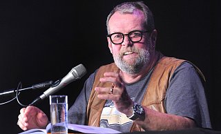 Jochen Malmsheimer begeistert das Publikum immer wieder mit seiner Sprachakrobatik. - Andreas Frücht Jochen Malmsheimer begeistert das Publikum immer wieder mit seiner Sprachakrobatik. - Andreas Frücht