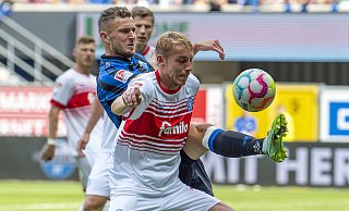 Der eingewechselte SCP-Stürmer Dennis Srbeny (l.), hier im Duell gegen den Kieler Timo Becker, traf am Samstag zum 7:2-Endstand. - picture alliance Der eingewechselte SCP-Stürmer Dennis Srbeny (l.), hier im Duell gegen den Kieler Timo Becker, traf am Samstag zum 7:2-Endstand. - picture alliance