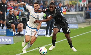 SCP-Stürmer Ilyas Ansah (r.) bekam es bei seinem Zweitliga-Debüt in Magdeburg im September 2023 mit dem ehemaligen italienischen Nationalspieler Cristiano Piccini zu tun. - Imago Images SCP-Stürmer Ilyas Ansah (r.) bekam es bei seinem Zweitliga-Debüt in Magdeburg im September 2023 mit dem ehemaligen italienischen Nationalspieler Cristiano Piccini zu tun. - Imago Images