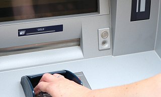 An den Geldautomaten der beiden fusionierenden Volksbanken kann es durch die Umstellung Probleme geben. - Holger Kosbab An den Geldautomaten der beiden fusionierenden Volksbanken kann es durch die Umstellung Probleme geben. - Holger Kosbab