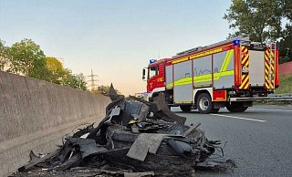 Trümmerteile liegen auf der A33, während ein Feuerwehrfahrzeug aus Borgholzhausen im Einsatz ist. - Feuerwehr Borgholzhausen Trümmerteile liegen auf der A33, während ein Feuerwehrfahrzeug aus Borgholzhausen im Einsatz ist. - Feuerwehr Borgholzhausen