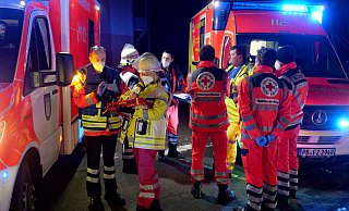 Einsatzbesprechung im Bereitstellungsraum der Rettungskräfte mit den beiden Notärzten Ingo Christiansen und Julia Lehmler. - Ralph Meyer Einsatzbesprechung im Bereitstellungsraum der Rettungskräfte mit den beiden Notärzten Ingo Christiansen und Julia Lehmler. - Ralph Meyer