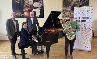 Dezernent Stefan Fellmann (v. l.), Musikschulleiterin Klaudia Knapp, Bürgermeister Daniel Hartmann und Abteilungsleiterin Claudia Pelz-Weskamp. - Stadt Dezernent Stefan Fellmann (v. l.), Musikschulleiterin Klaudia Knapp, Bürgermeister Daniel Hartmann und Abteilungsleiterin Claudia Pelz-Weskamp. - Stadt