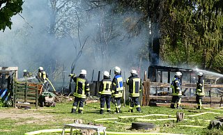 Das Feuer breitete sich sehr schnell auf dem Gartengelände im Höxteraner Brückfeld aus. - Michaela Bast Das Feuer breitete sich sehr schnell auf dem Gartengelände im Höxteraner Brückfeld aus. - Michaela Bast