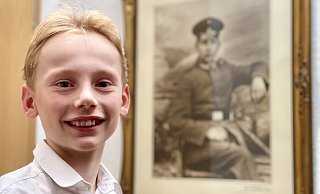 Leander Koch mit dem Portrait seines Urgroßonkels. - Stefan Becker Leander Koch mit dem Portrait seines Urgroßonkels. - Stefan Becker