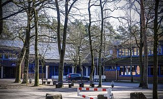 Schüler hatten am Dienstag das Schulpersonal darüber informiert, dass sie einen Mann mit einer Pistole gesehen haben. - Paul Brinkmann Schüler hatten am Dienstag das Schulpersonal darüber informiert, dass sie einen Mann mit einer Pistole gesehen haben. - Paul Brinkmann
