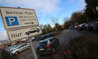 Samstags frei parken auf dem Parkplatz am Berliner Platz? Darüber muss der Hauptausschuss nun entscheiden. - David Schellenberg Samstags frei parken auf dem Parkplatz am Berliner Platz? Darüber muss der Hauptausschuss nun entscheiden. - David Schellenberg