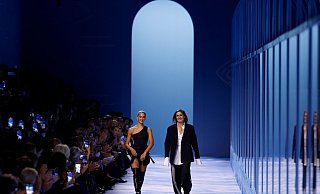 Designerin Maria Grazia Chiuri (r) geht neben einem Model. - Vianney Le Caer/Invision/AP/dpa Designerin Maria Grazia Chiuri (r) geht neben einem Model. - Vianney Le Caer/Invision/AP/dpa