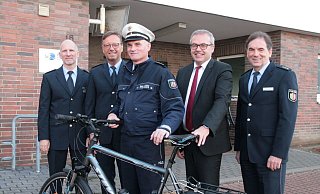 Mathias Schmidt (v. l., Leiter Direktion Gefahrenabwehr), Frank Meyer (Leiter Polizeiwache Lübbecke), Carsten Tappe (Bezirksbeamter Lübbecke-West), Ralf Niermann (Landrat) und Detlef Stüven (Polizeidirektor) Ende 2018 im Hof der Polizeiwache Lübbecke - Frank Hartmann Mathias Schmidt (v. l., Leiter Direktion Gefahrenabwehr), Frank Meyer (Leiter Polizeiwache Lübbecke), Carsten Tappe (Bezirksbeamter Lübbecke-West), Ralf Niermann (Landrat) und Detlef Stüven (Polizeidirektor) Ende 2018 im Hof der Polizeiwache Lübbecke - Frank Hartmann