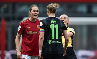 Münchens Sydney Lohmann (l) wechselt ein paar Worte mit VfL-Stürmerin Alexandra Popp. - Daniel Löb/dpa Münchens Sydney Lohmann (l) wechselt ein paar Worte mit VfL-Stürmerin Alexandra Popp. - Daniel Löb/dpa
