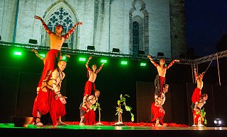 Die Deutsche Tanzkompanie zeigt eine begeisternde Inszenierung der „Carmina Burana“ vor der imposanten Kulisse der Münsterkirche. - Ralf Bittner Die Deutsche Tanzkompanie zeigt eine begeisternde Inszenierung der „Carmina Burana“ vor der imposanten Kulisse der Münsterkirche. - Ralf Bittner