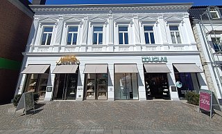 Nachdem die Fassade des historischen Hauses neu gestrichen wurde, strahlt es wieder in Weiß. - Sven Hauhart Nachdem die Fassade des historischen Hauses neu gestrichen wurde, strahlt es wieder in Weiß. - Sven Hauhart