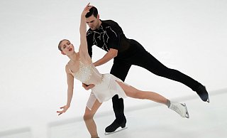 Minerva Hase (l) und Nikita Volodin liegen nach dem Kurzprogramm bei der Nebelhorn Trophy in Oberstdorf auf Platz zwei. - Sergei Grits/AP/dpa Minerva Hase (l) und Nikita Volodin liegen nach dem Kurzprogramm bei der Nebelhorn Trophy in Oberstdorf auf Platz zwei. - Sergei Grits/AP/dpa