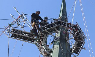 Patrick Jöhren und Hannes Langer von der Firma Seilkonzept befestigen eine Arbeitsplattform am Mahnener Kirchturm. - Ulf Hanke Patrick Jöhren und Hannes Langer von der Firma Seilkonzept befestigen eine Arbeitsplattform am Mahnener Kirchturm. - Ulf Hanke