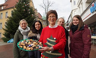 Organisatoren: Davina Budde von Gütersloh Marketing (v. l.), Petra Heitmann von den Stadtwerken Gütersloh, Gabriele Conert von der Werbegemeinschaft Gütersloh, Franz Jungbluth vom Stadtmuseum Gütersloh und Lena Descher von Gütersloh Marketing freuen sich auf den Weihnachtsmarkt auf dem Berliner Platz. - Christian Geisler Organisatoren: Davina Budde von Gütersloh Marketing (v. l.), Petra Heitmann von den Stadtwerken Gütersloh, Gabriele Conert von der Werbegemeinschaft Gütersloh, Franz Jungbluth vom Stadtmuseum Gütersloh und Lena Descher von Gütersloh Marketing freuen sich auf den Weihnachtsmarkt auf dem Berliner Platz. - Christian Geisler
