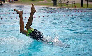 Doppelt hält besser: Unter der Badehose tragen immer mehr junge Männer eine Unterhose, wenn sie im Freibad ins Wasser springen. - Henning Kaiser/dpa Doppelt hält besser: Unter der Badehose tragen immer mehr junge Männer eine Unterhose, wenn sie im Freibad ins Wasser springen. - Henning Kaiser/dpa