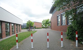 Als die Angeklagte auf den Schulhof fuhr, waren die Poller noch nicht da. Die Rückfahrt wurde dann durch die zwischenzeitlich aufgestellten Poller versperrt. - Joern Spreen-Ledebur Als die Angeklagte auf den Schulhof fuhr, waren die Poller noch nicht da. Die Rückfahrt wurde dann durch die zwischenzeitlich aufgestellten Poller versperrt. - Joern Spreen-Ledebur