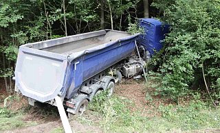 Der Lkw kam in einem Waldstück zum Stehen. - Polizei Höxter Der Lkw kam in einem Waldstück zum Stehen. - Polizei Höxter