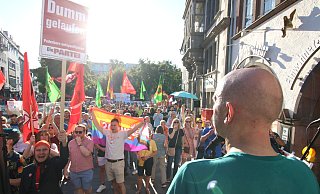 Die Teilnehmer der Gegenkundgebung des Bündnisses für Demokratie und Toleranz am Marienplatz begrüßen Mitveranstalter Stefan Wisbereit (rechts). Auf 150 Personen schätzt die Polizei die Zahl der Demonstranten hier. - Rajkumar Mukherjee Die Teilnehmer der Gegenkundgebung des Bündnisses für Demokratie und Toleranz am Marienplatz begrüßen Mitveranstalter Stefan Wisbereit (rechts). Auf 150 Personen schätzt die Polizei die Zahl der Demonstranten hier. - Rajkumar Mukherjee