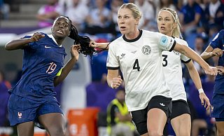 Klare Rote Karte: Kathrin Hendrich (r) zieht an den Haaren von Griedge Mbock Bathy. - Georgios Kefalas/KEYSTONE/dpa Klare Rote Karte: Kathrin Hendrich (r) zieht an den Haaren von Griedge Mbock Bathy. - Georgios Kefalas/KEYSTONE/dpa