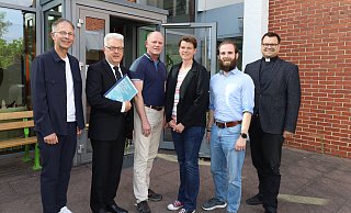 Zum Hövelhofer Vordenkerteam gehören (v. l.) Gemeindereferent Bertold Filthaut, Pfarrer Ulrich Richter, Kirchenvorstandsmitglied Michael Fortströer, Presbyterin Yvonne Bertl, Presbyter Julian Erber und der Pastoralverbundleiter Manuel Klashörster. - Regina Brucksch Zum Hövelhofer Vordenkerteam gehören (v. l.) Gemeindereferent Bertold Filthaut, Pfarrer Ulrich Richter, Kirchenvorstandsmitglied Michael Fortströer, Presbyterin Yvonne Bertl, Presbyter Julian Erber und der Pastoralverbundleiter Manuel Klashörster. - Regina Brucksch