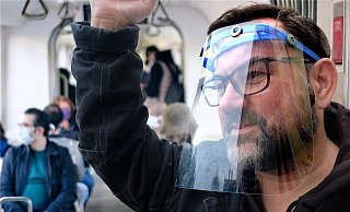 Wer aus gesundheitlichen Gründen vom Tragen einer Maske befreit ist, der solle in Bus und Bahn ein Visier tragen, findet ein Verler Geschäftsmann und will die Politik dafür mobilisieren. - Andreas Frücht Wer aus gesundheitlichen Gründen vom Tragen einer Maske befreit ist, der solle in Bus und Bahn ein Visier tragen, findet ein Verler Geschäftsmann und will die Politik dafür mobilisieren. - Andreas Frücht