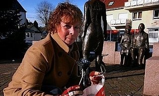 NW-Redakteurin Sabine Kubendorff schützt sich mit waschmaschinentauglichen Handschuhen und bugsiert mit Hilfe eines Stöckchens den Müll in die NW-Papiertüte. Gerade hat sie einen schlabberigen Gummihandschuh aufgespießt. - FOTO: GUNTER HELD NW-Redakteurin Sabine Kubendorff schützt sich mit waschmaschinentauglichen Handschuhen und bugsiert mit Hilfe eines Stöckchens den Müll in die NW-Papiertüte. Gerade hat sie einen schlabberigen Gummihandschuh aufgespießt. - FOTO: GUNTER HELD