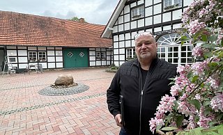 Aus dem Stein in der Mitte des Platzes wird bald wieder Wasser sprudeln. Drumherum werden dann vor dem schönen Fachwerk Stühle und Tische stehen. Jarek Ciszewski bereitet alles für die Wiedereröffnung der Gastronomie vor. - Tasja Klusmeyer Aus dem Stein in der Mitte des Platzes wird bald wieder Wasser sprudeln. Drumherum werden dann vor dem schönen Fachwerk Stühle und Tische stehen. Jarek Ciszewski bereitet alles für die Wiedereröffnung der Gastronomie vor. - Tasja Klusmeyer