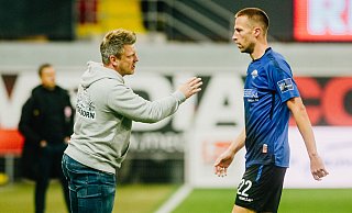 SCP-Coach Lukas Kwasniok freut sich, dass Marco Stiepermann nach seiner Meniskus-OP wieder auf dem Platz steht. - Besim Mazhiqi SCP-Coach Lukas Kwasniok freut sich, dass Marco Stiepermann nach seiner Meniskus-OP wieder auf dem Platz steht. - Besim Mazhiqi