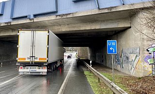 Nicht sehr einladend für Radfahrer ist die Passage an der A30 und ihrer Brücke. Dort ist auf beiden Seiten noch Platz für Verbreiterung und einen Radweg. - Alexander Jenniches Nicht sehr einladend für Radfahrer ist die Passage an der A30 und ihrer Brücke. Dort ist auf beiden Seiten noch Platz für Verbreiterung und einen Radweg. - Alexander Jenniches