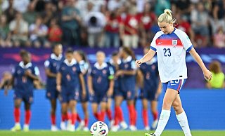 Titelverteidiger England um Stürmerin Alessia Russo legt einen Fehlstart hin. - Sebastian Gollnow/dpa Titelverteidiger England um Stürmerin Alessia Russo legt einen Fehlstart hin. - Sebastian Gollnow/dpa