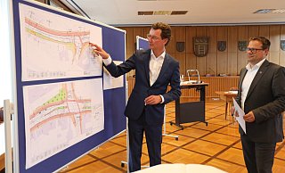 Verkehrsminister Hendrik Wüst wirft mit Bürgermeister Lars Bökenkröger einen Blick auf die Pläne für den Radschnellweg. - Nicole Sielermann Verkehrsminister Hendrik Wüst wirft mit Bürgermeister Lars Bökenkröger einen Blick auf die Pläne für den Radschnellweg. - Nicole Sielermann