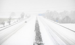 Ein Auto fährt über die völlig zugeschneite Autobahn 2 am Sonntag bei Rheda-Wiedenbrück. - picture alliance/dpa Ein Auto fährt über die völlig zugeschneite Autobahn 2 am Sonntag bei Rheda-Wiedenbrück. - picture alliance/dpa