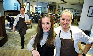 Hülya und Mario Amato sind zufrieden mit dem Neustart ihres renovierten Restaurants. Wieder dabei auch Claudio Serafino, der Kellner (l.). - Barbara Franke Hülya und Mario Amato sind zufrieden mit dem Neustart ihres renovierten Restaurants. Wieder dabei auch Claudio Serafino, der Kellner (l.). - Barbara Franke