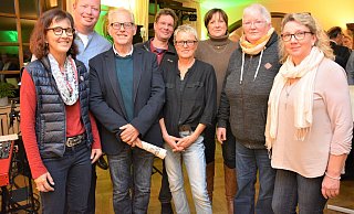 Engagiert: Juliane Brauckmann, Philipp Ashton, Bruno Reinke, Carsten Seichter, Helga Oekenpöhler, Kristin Trede, Gisela Dreismickenbecker und Gaby Irrgang (v. l.) lassen die vergangenen 30 Jahren mit ihren Gästen Revue passieren. - Karin Prignitz Engagiert: Juliane Brauckmann, Philipp Ashton, Bruno Reinke, Carsten Seichter, Helga Oekenpöhler, Kristin Trede, Gisela Dreismickenbecker und Gaby Irrgang (v. l.) lassen die vergangenen 30 Jahren mit ihren Gästen Revue passieren. - Karin Prignitz