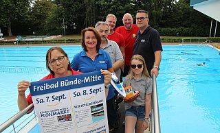 Volles Programm zum Abschied: Zum letzten Wochenende im Freibad Bünde laden ein Badebetriebsleiterin Kerstin Lech (vorne l.), Sandra Struckmeyer, Marketingmanagerin bei Revell, Gerd und Jasmin Siegmann von den Schiffsmodellfreunden Hückermoor, Markus Vogt von Revell und die Schwimmmeister Benny Mettenbrink und Holger Sundhaupt - Jan-Henrik Gerdener Volles Programm zum Abschied: Zum letzten Wochenende im Freibad Bünde laden ein Badebetriebsleiterin Kerstin Lech (vorne l.), Sandra Struckmeyer, Marketingmanagerin bei Revell, Gerd und Jasmin Siegmann von den Schiffsmodellfreunden Hückermoor, Markus Vogt von Revell und die Schwimmmeister Benny Mettenbrink und Holger Sundhaupt - Jan-Henrik Gerdener